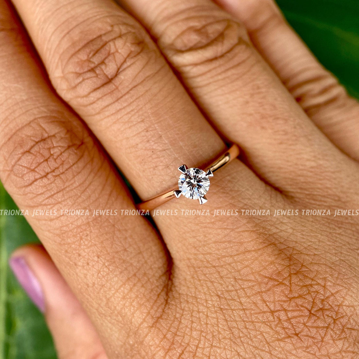 4-prong setting securely holding the 5 MM round moissanite stone