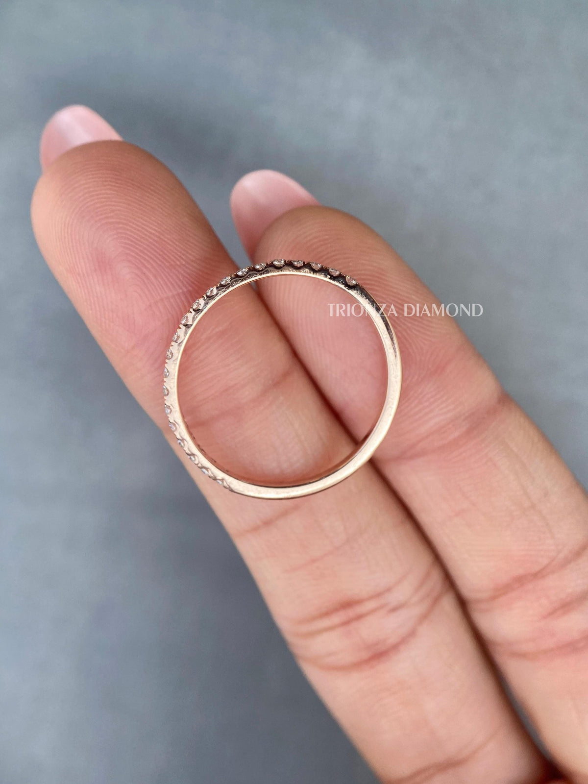 Close-up of the 0.17CT D/E VVS/VS diamond set in a minimalist wedding band
