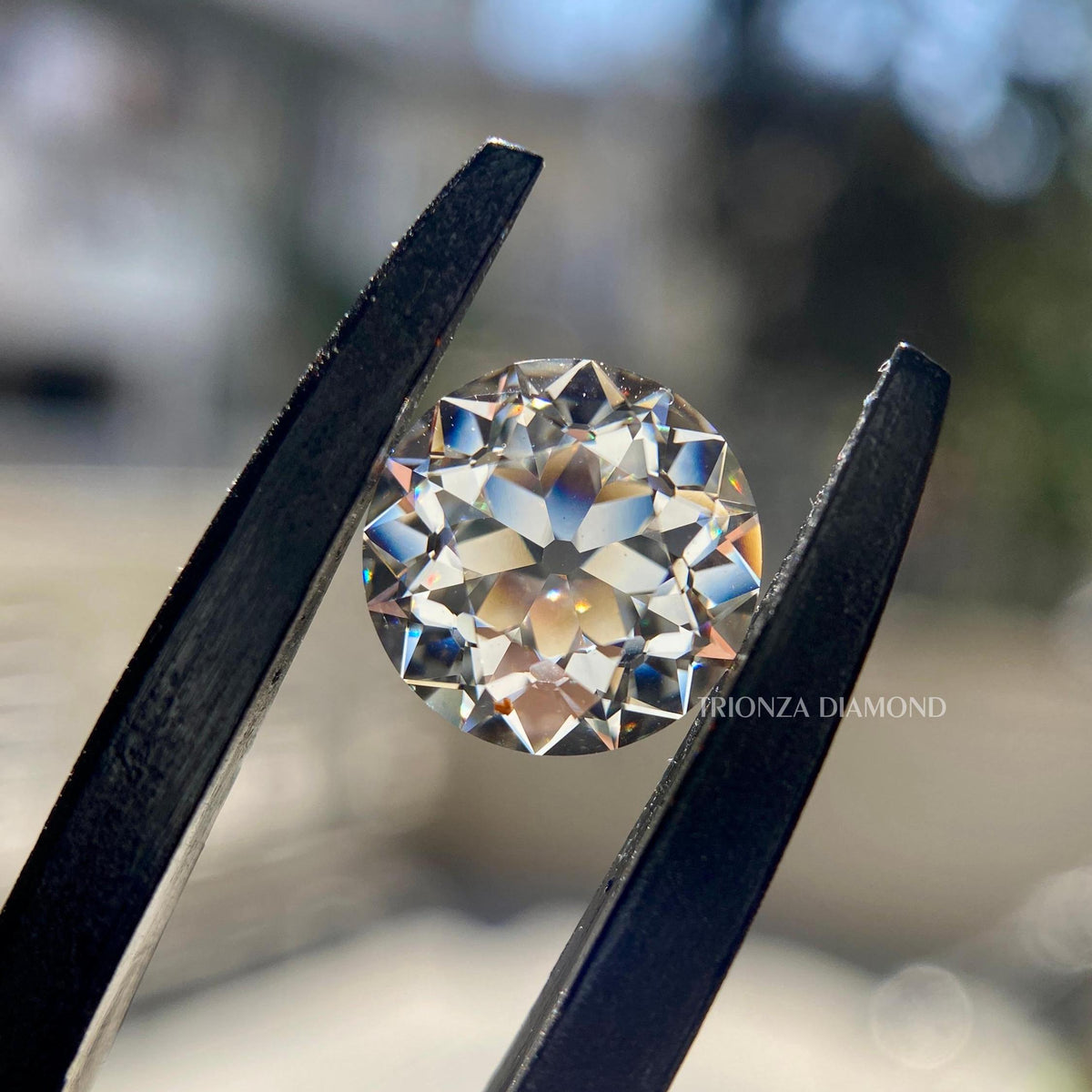 Close-up of the 4.00 carat CVD diamond showing its F color and VS1 clarity