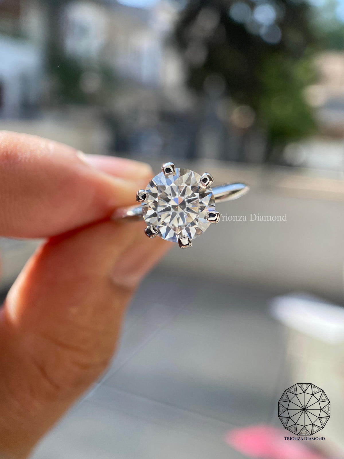Close-up of the 2 CT round diamond showing its E color and VVS2 clarity brilliance