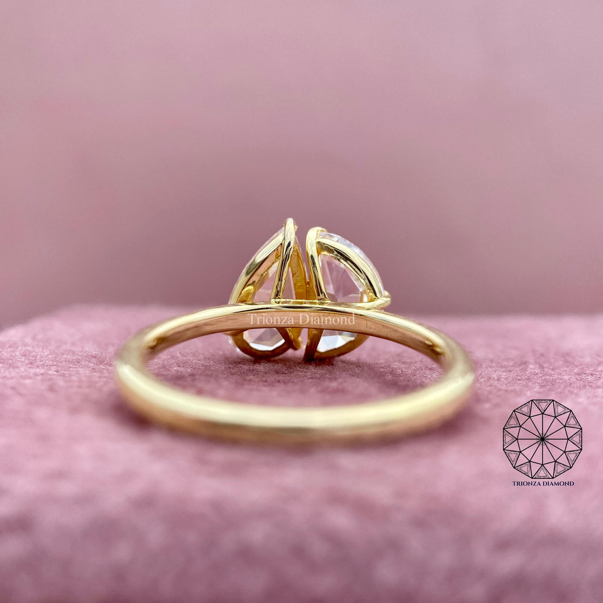 Side view of the Toi et Moi ring highlighting the balance between the two diamond shapes