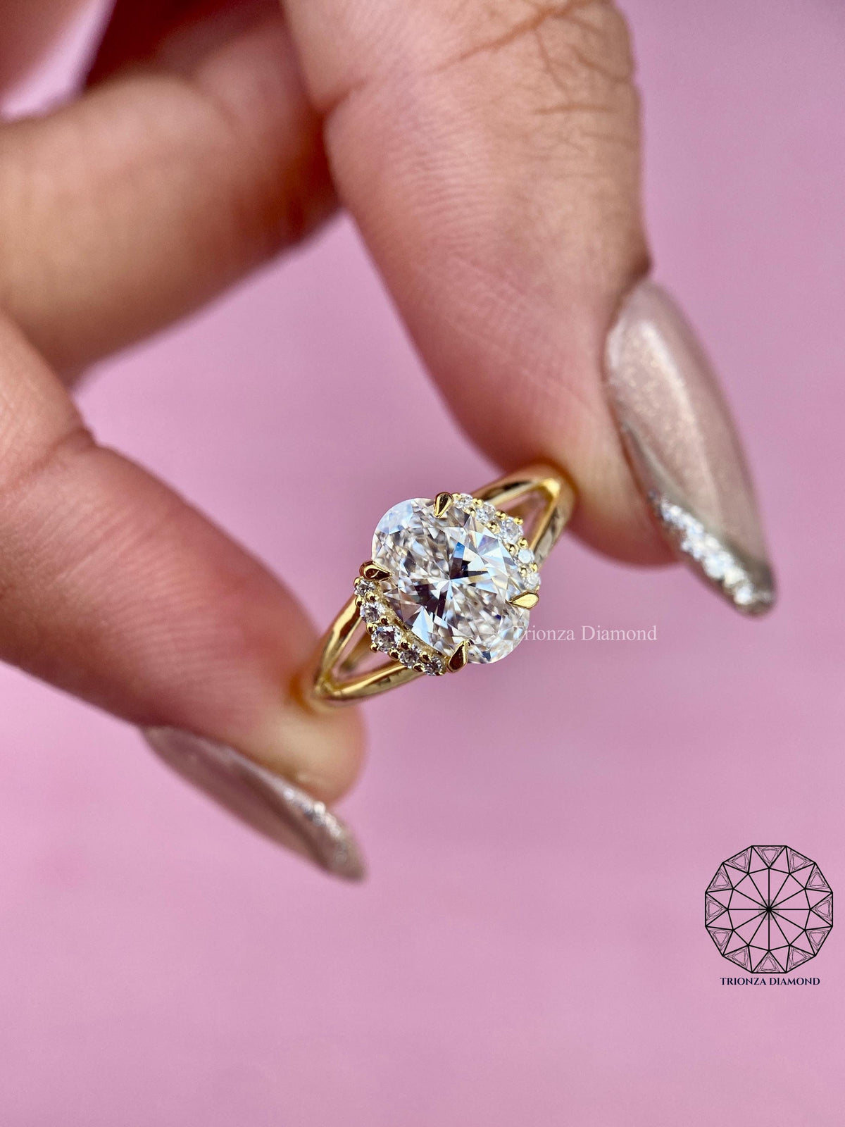 Side view of the 14k solid gold ring displaying the split shank details