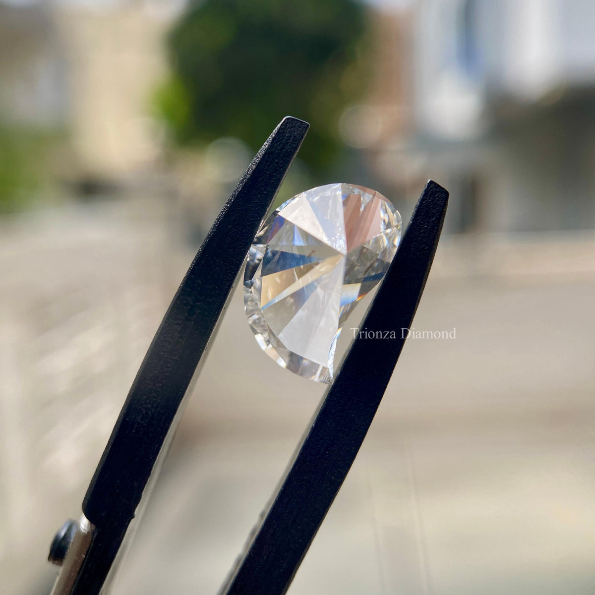 Close-up of the modified brilliant cut diamond highlighting its VVS2 clarity and E color