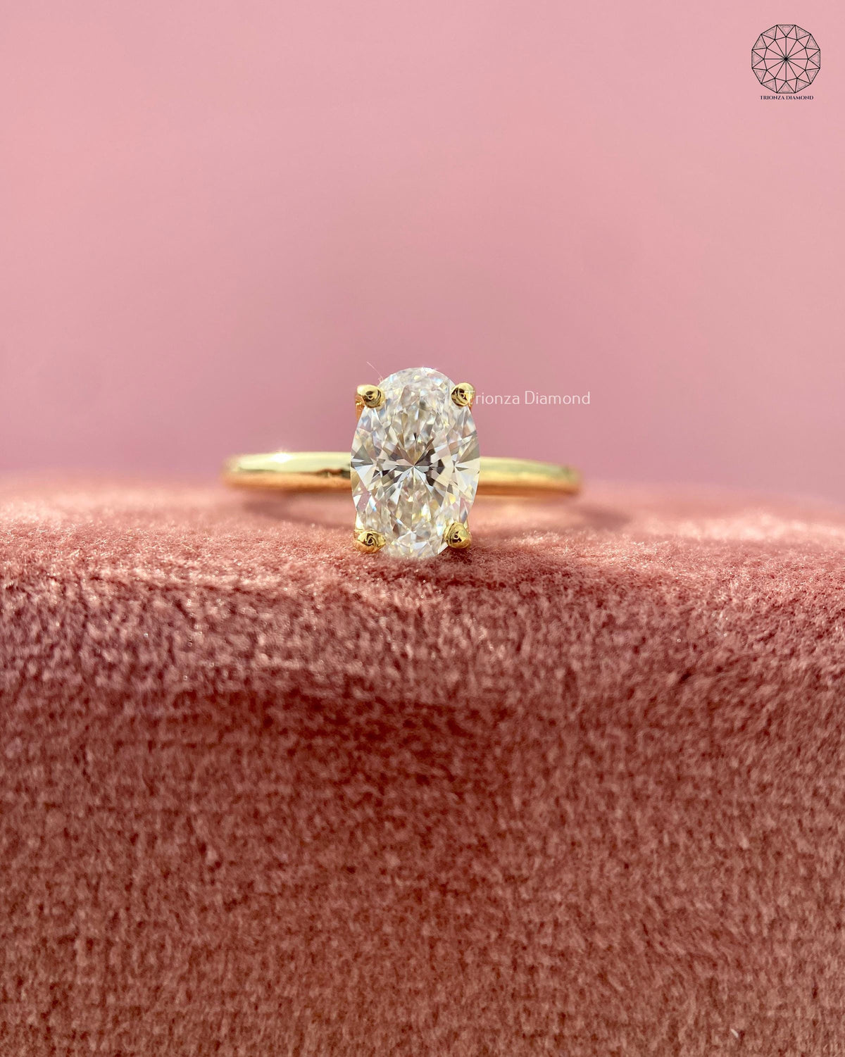 Oval brilliant solitaire engagement ring in 18K yellow gold with a split shank design