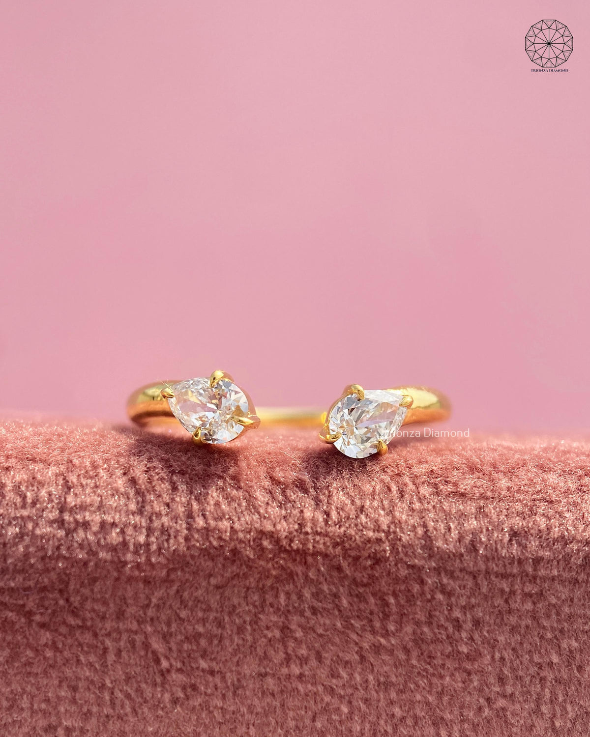 Toi et moi yellow gold ring featuring a pear cut and round brilliant lab grown diamond design